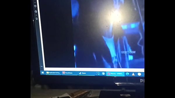 Space gostoso olhando pro celular