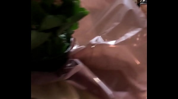 Camille Ferri arrumando a casa de pijama