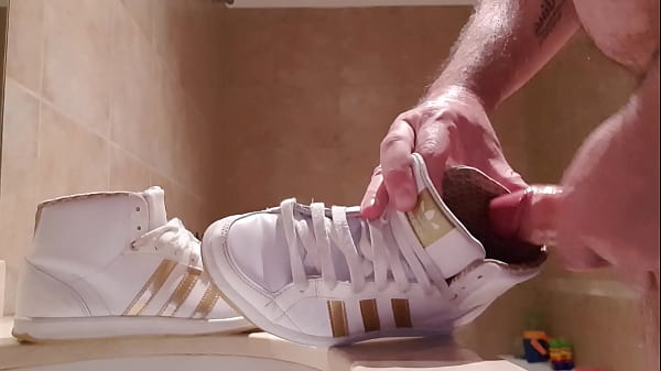 Se masturba con botitas Adidas Hoop y acaba ade...