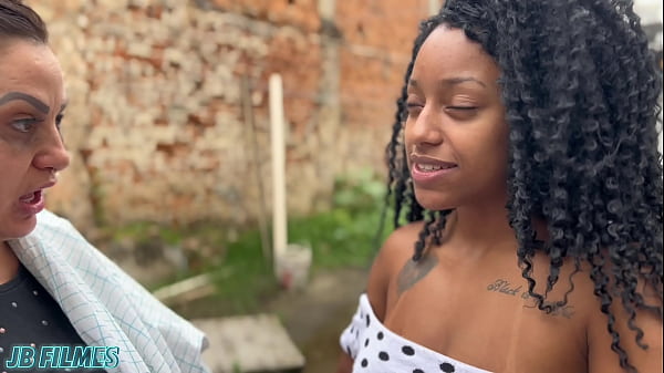 NOVINHA DANDO PRA DOIS NA FRENTE DA MADRASTA