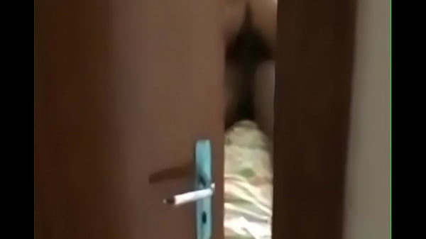 Download Video - SAI S&Oacute; PRA COMPRAR CERVEJA PRA VER O JOGO NA TV COM AMIGO E FRAGREI A ESPOSA ELE