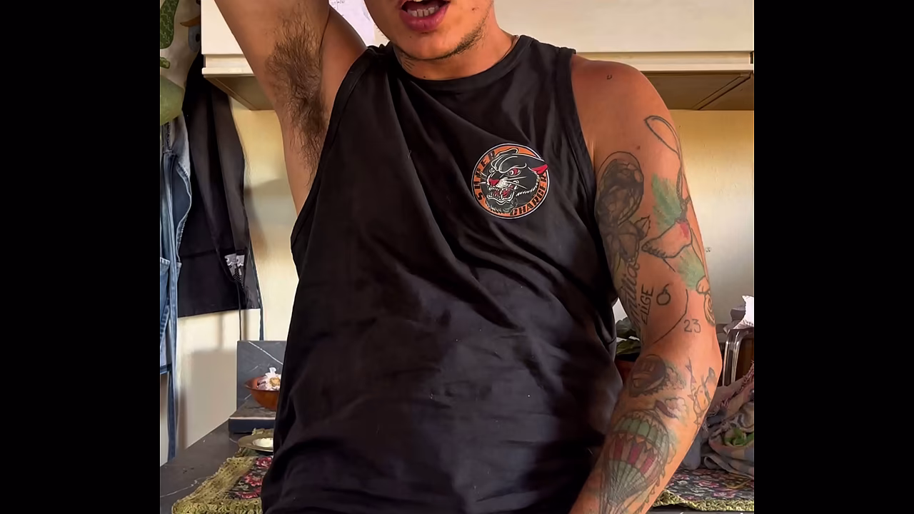 Hombre Trans se masturba en la cocina