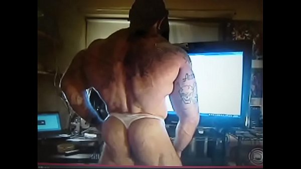 Edgar Guanipa Dans Un Film De Lemuel Perry Temps De Douche 1 Bodybuilder Primé Dhollywood Avec Un Énorme Dick 18 Pouces Gagnant Du Festival Du Film De Venise Beach