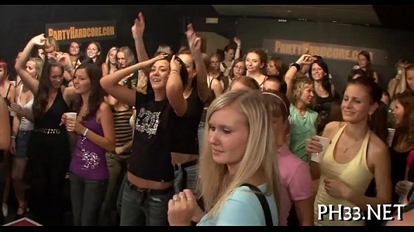 Bitches A Découvert Une Bite Minuscule Dans Un Club