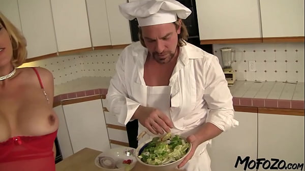 Download Video - MOFOZO&period;com &ndash; Blonde Step Mom Is Tossing The Salad