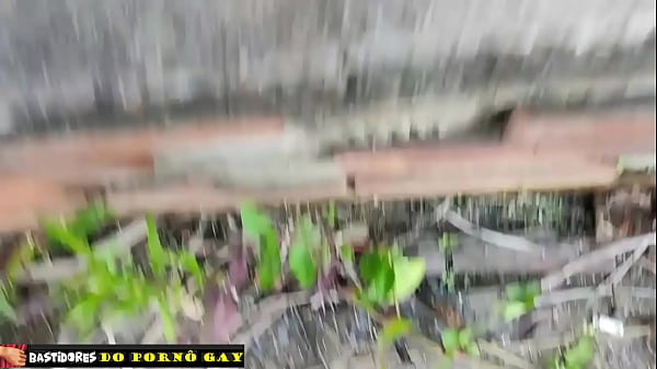 Machos fodendo no est&aacute;dio abandonado