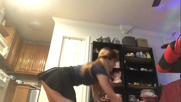 Staryuuki shows her legs in a miniskirt live