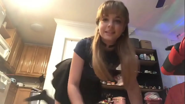 Staryuuki shows her legs in a miniskirt live