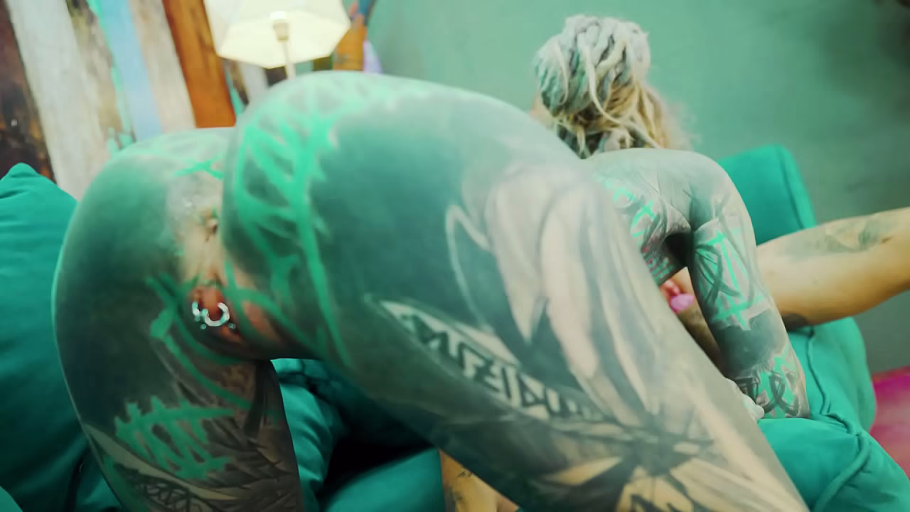 Sesión de chica alternativa y lesbiana trans con juguete de fantasía
                    dildo pornstar tattoo amateur ass licking pussy licking goth transsexual tiny tits small tits alternative dreadlocks sex toy big dildo trans female heavily tattooed muchos negros