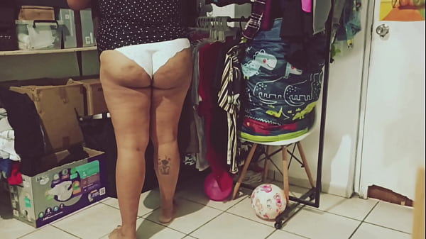 Mexican chubby bbw cleaning the room