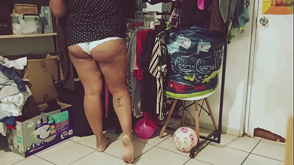 Mexican chubby bbw cleaning the room