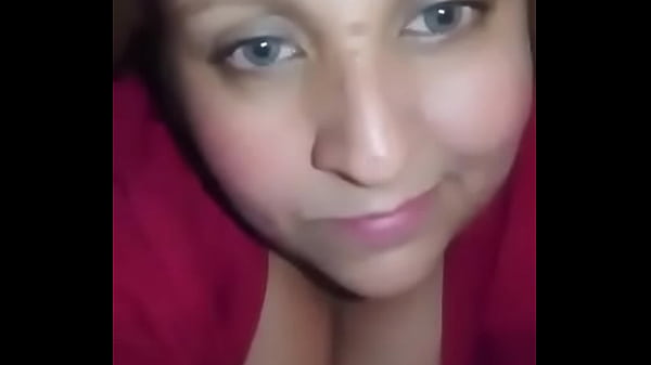 イリアナエストラーダは彼女のお尻を金持ちに動かす