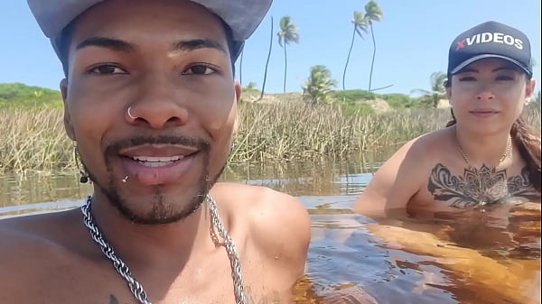 Download Video - Novinha Branquinha Gostosa Conhecendo a Praia de Nudismo Primeira Vez &vert; Bruninha Fonseca & Joao O Safado