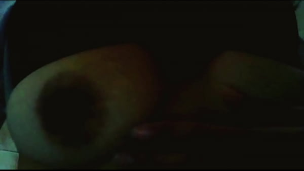 Morena mostrando sus tetas