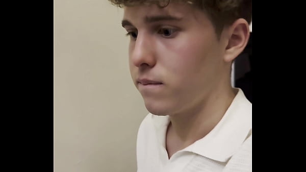 Twink con fimosis se masturba a escondidas en l...