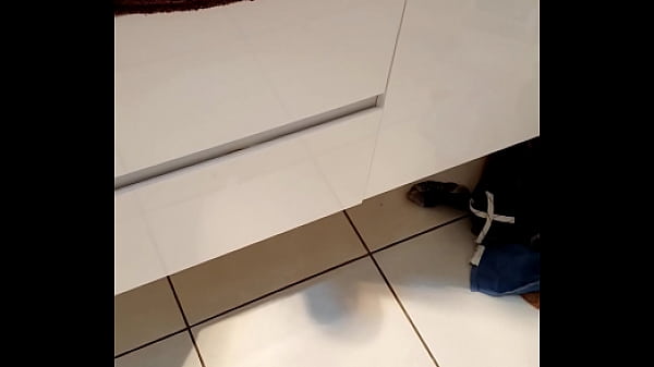 Amateur teen sink pee