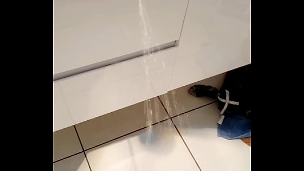Amateur teen sink pee