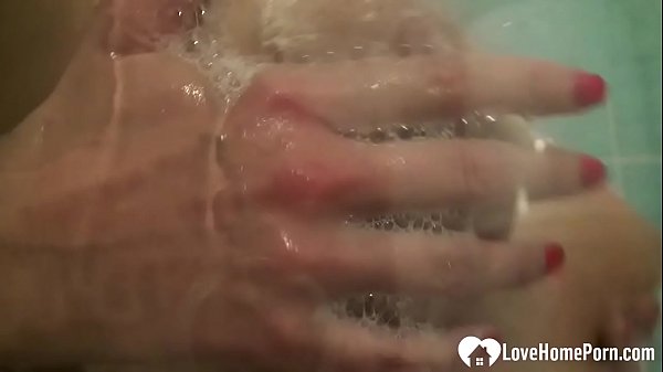 Download Video - Brunette chick spreads her legs while masturbating