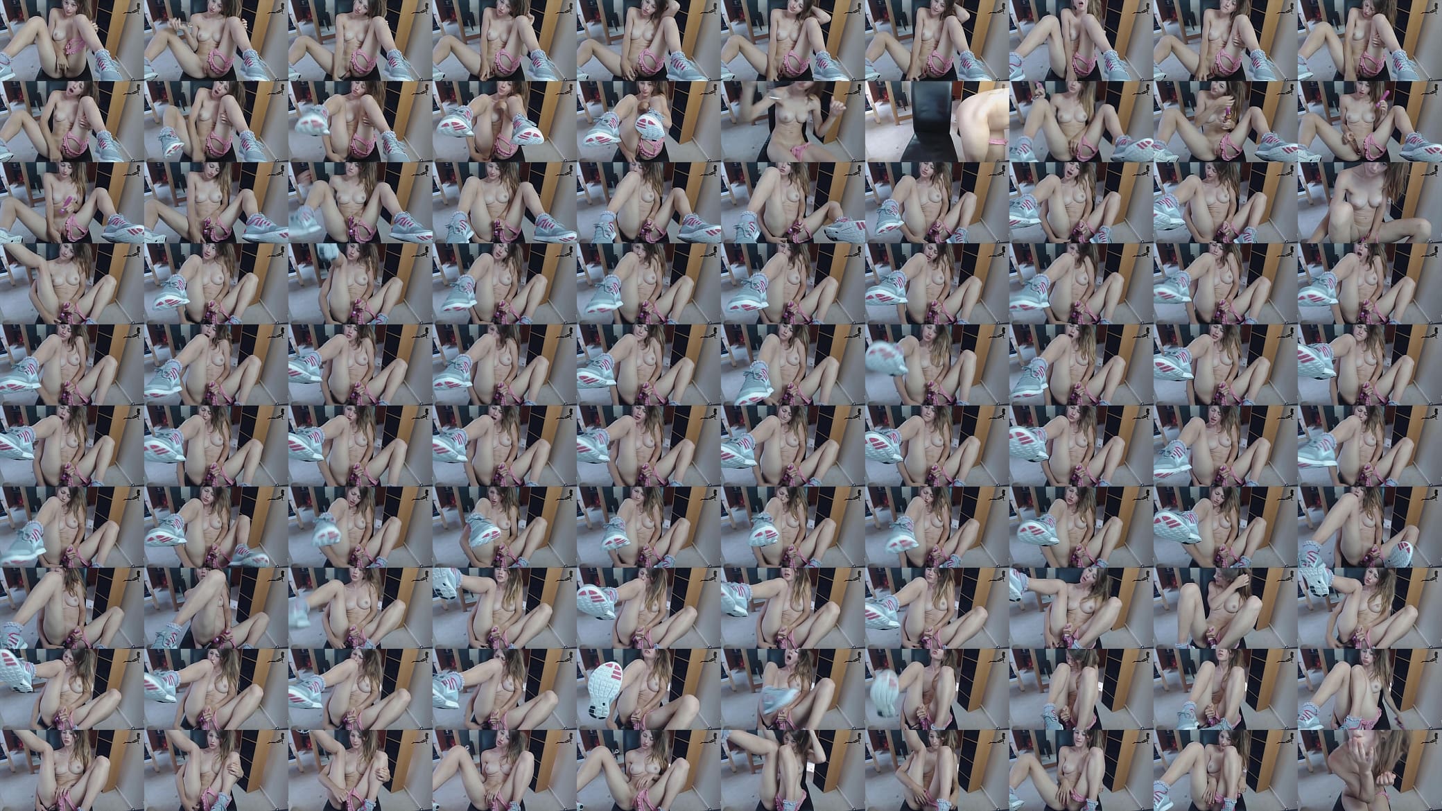 Cute Teen Using Toys On Cam 预览图