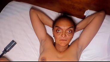 小乳のラテン系黒人おばあちゃん