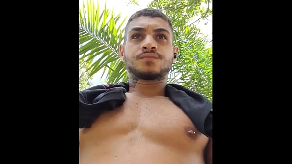 Novinho batendo punheta em cima do tronco de ár...