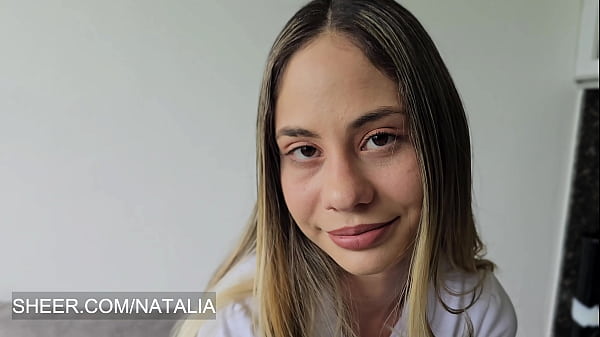 Natalia Alvarado - Colegiala le muestra sus fotos a su padrastro con la intención de excitarlo