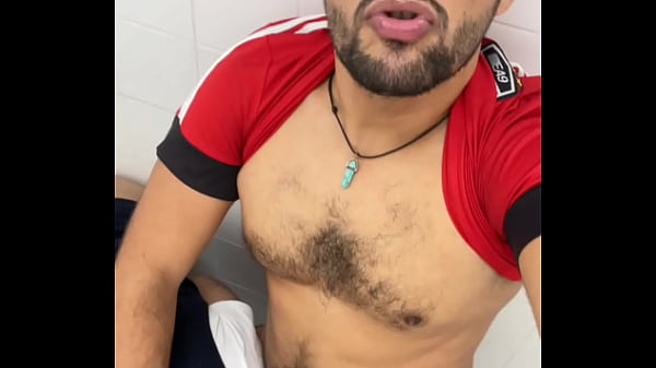 Jogadores de futebol trepando no box do vestiar...