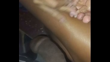 La manicuras de mi esposa ve la verga parada y no lo duda en mamar