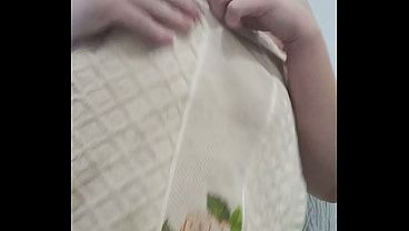 Passando &oacute;leo e creme no corpo