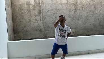 embarazada latina es follada en su habitaci&oacute;n por enano de enorme verga que acaba con su apretado co&ntilde;o.