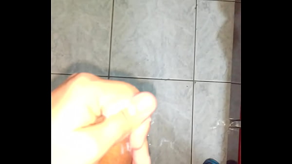 Eu esporrando gostoso em pé