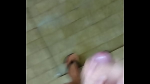 Punheta e gozada no chuveiro