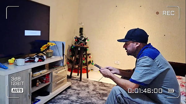 Hot babe meets internet serviceman at her house to fix her computer in her room