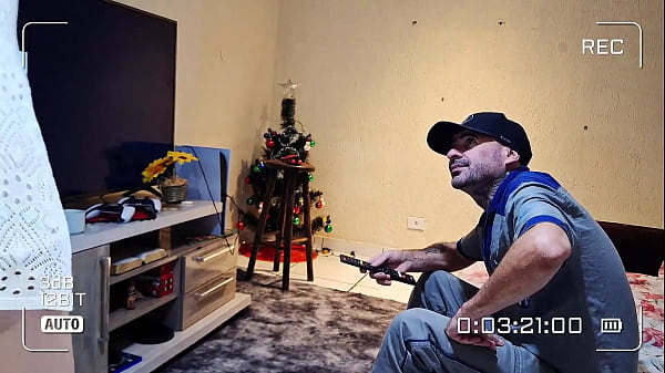 Hot babe meets internet serviceman at her house to fix her computer in her room