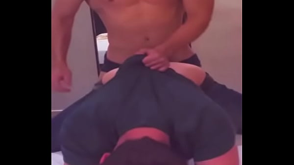 ME ESTABA TCANDO EN LOS BAÑOS DEL GYM Y ENTRA U...