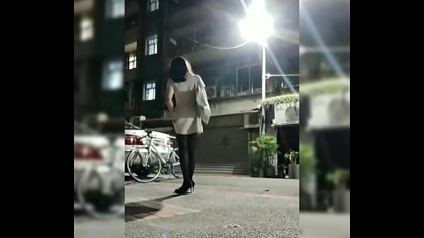 Download Video - 偽娘戶外馬路自慰射精 Cumshot in public