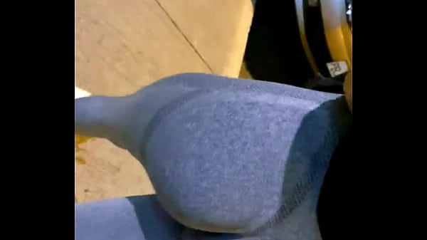 No me aguanto y me follo a la mejor amiga de mi novia en el asiento trasero del auto después de salir del GYM - LA GRABO A ESCONDIDAS AMATAUR REAL MONTANDO EN EL COCHE