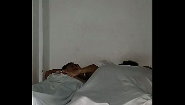 Download Video - Nos quedamos los tres en la misma cama y pasa esto&period;&period; video completo en la Red&period;