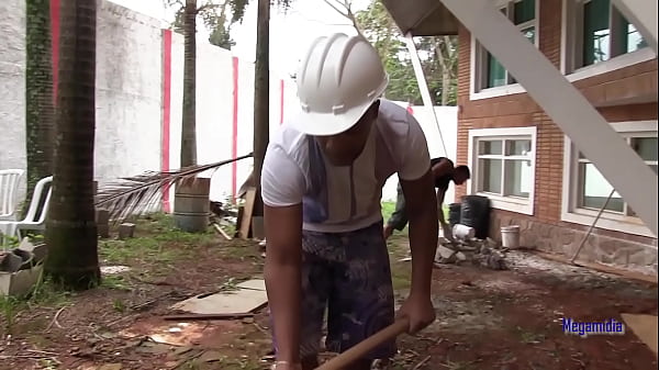 Download Video - Pedreiros mete a m&atilde;o na massa da patroa