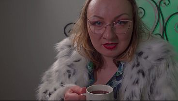 白い毛皮のコートを着た意地悪な継母があなたの紅茶に唾を吐きかけ、汚くて屈辱的なフェラチオをするPOV