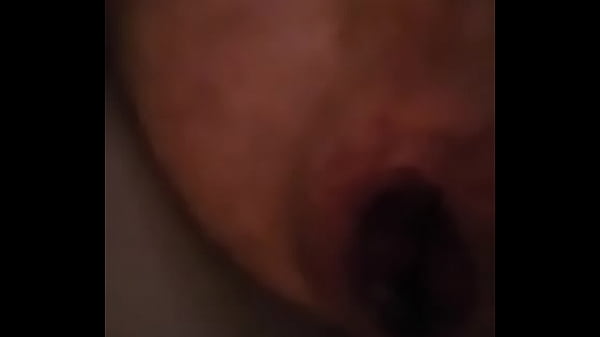 Der Typ Nimmt Einen Großen Dildo