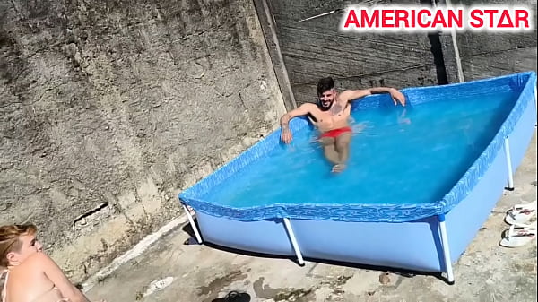 Enquanto meu vizinho saiu, comi a mulher dele