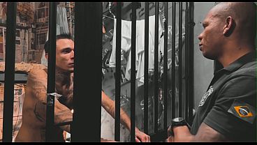 A G&oacute;tica Rubi Torres fodendo na casa de swing - A safada chama o puto pra entrar na cabine e acaba dando pra dois