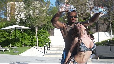 only . geishakyd se follando a un bbc en la piscina de su hotel en Barcelona