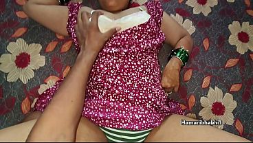 インド人熟女バビが家に一人でいると、デヴァールがやってきて彼女を激しく。