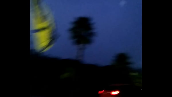 Pelado na rua com os carros passando