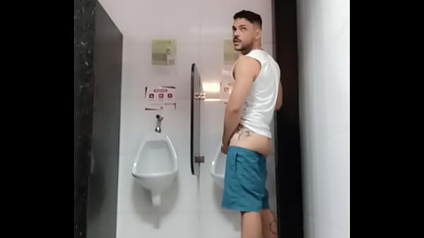 Download Video - Safadeza no banheiro da academia