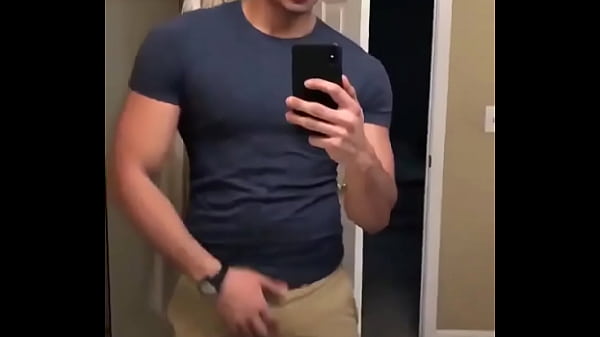 Gostoso tirando o pirocão para fora