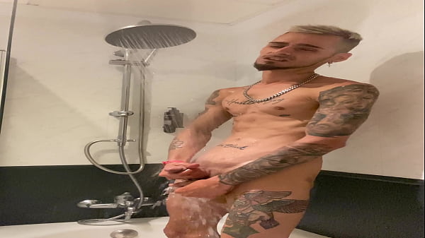 Trailer - Alex Black se masturba en la ducha del hotel y se corre enormemente