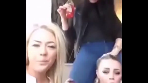 Des Blondes Suédoises Brillent Sur Un Périscope